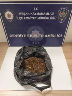 Edirne Keşan’da polis ekipleri uyuşturucu operasyonu sırasında ele geçirilen maddeleri inceliyor