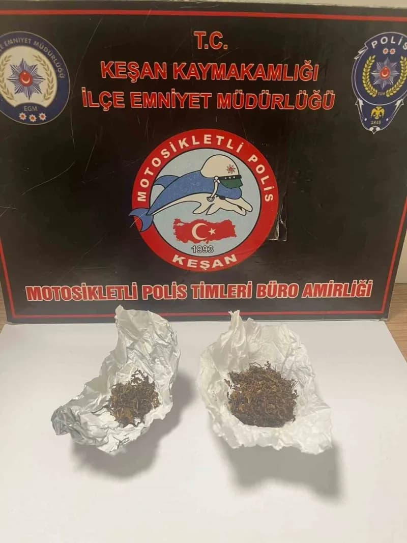Keşan’da polis ekiplerinin uyuşturucu ve ruhsatsız tabanca ele geçirdiği operasyon görüntüsü