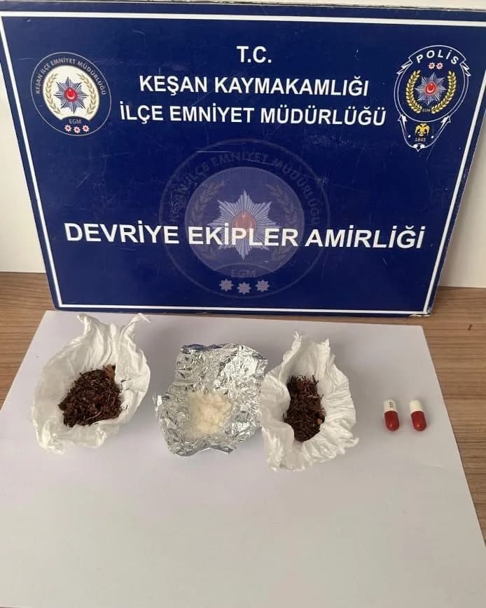Keşan’da polisin denetimlerinde uyuşturucu ve ruhsatsız tabanca ele geçirildi