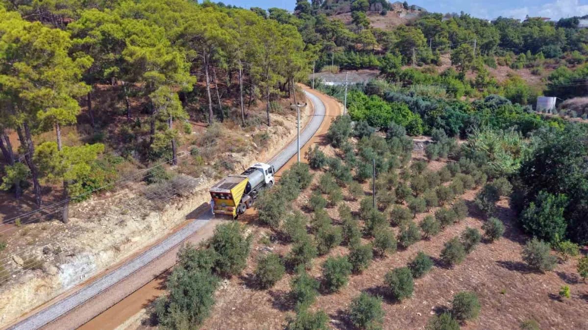 Alanya Belediyesi, Keşefli Mahallesi'nde uzun süredir beklenen yol çalışmasını tamamladı. Güneydenizi Sokak ile Keşefli