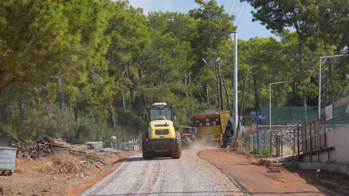 Alanya Keşefli Mahallesi’nde belediye ekipleri tarafından yapılan sathi asfalt yol çalışması
