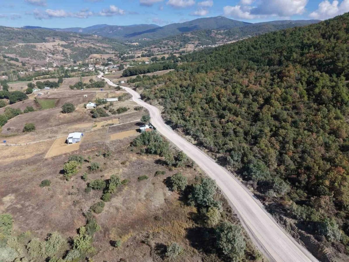 Bursa Büyükşehir Belediyesi, Kestel ilçesine bağlı 4 mahallede 11.500 metre uzunluğunda sathi kaplama gerçekleştirdi.