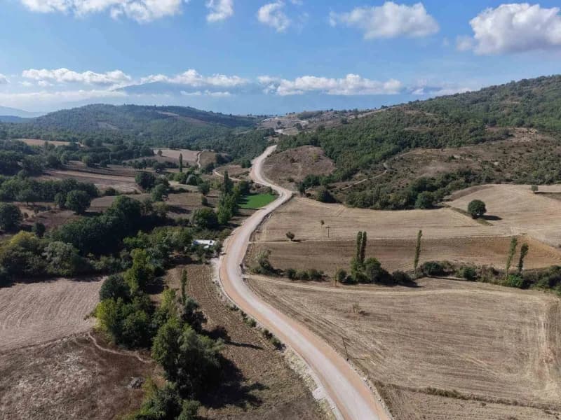 Bursa Kestel ilçesinde 4 mahallenin yollarında yapılan sathi kaplama ve yol genişletme çalışmaları