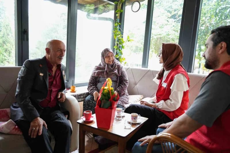 Başiskele’de Gönül Bağı ekipleri, Kıbrıs gazilerini evlerinde ziyaret ederek minnet ve vefa duygularını iletti.