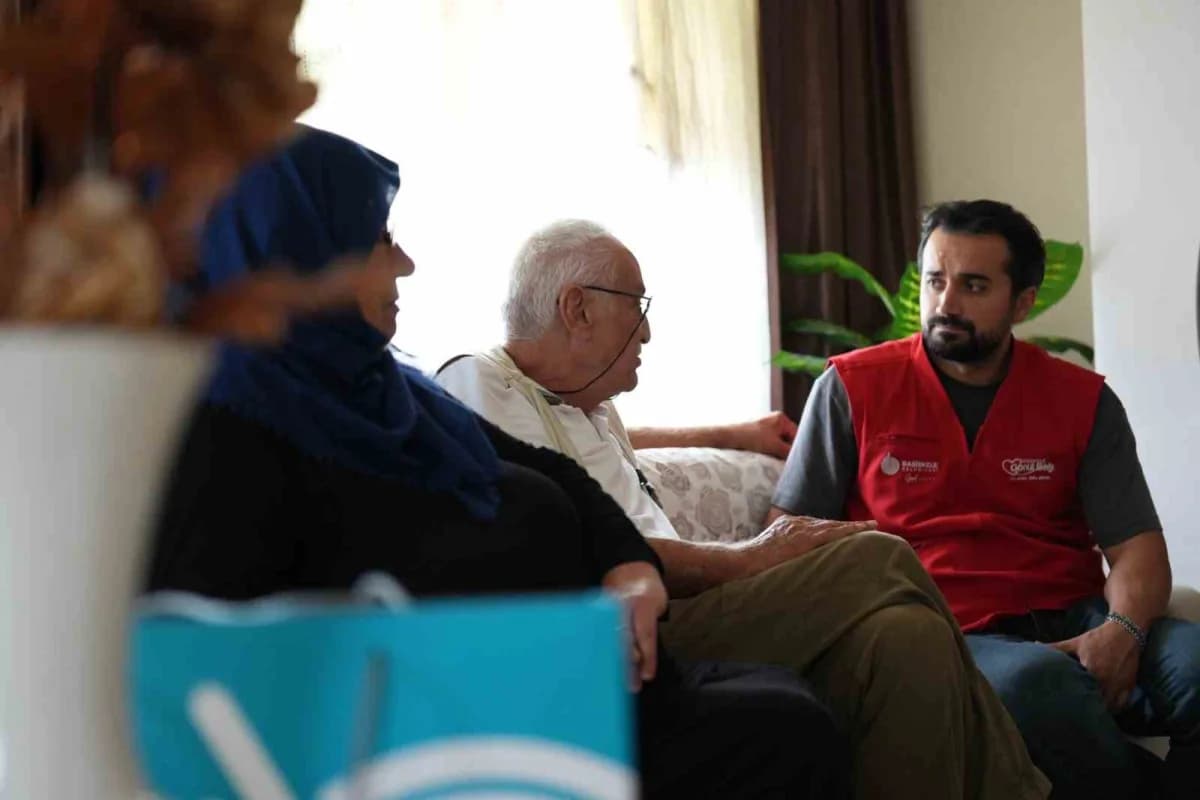 Başiskele’de Gönül Bağı ekipleri Kıbrıs gazilerini evlerinde ziyaret ederken samimi sohbetler gerçekleştirildi