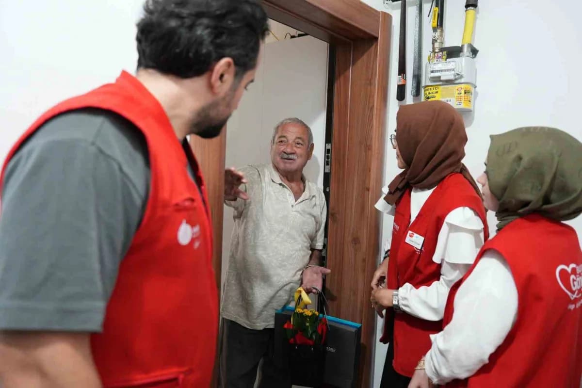 Başiskele’de Gönül Bağı ekipleri, Kıbrıs gazilerini evlerinde ziyaret ederek minnet ve vefa duygularını iletti.