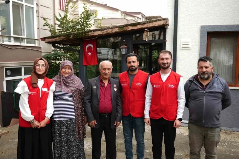 Başiskele’de Gönül Bağı ekipleri, Kıbrıs gazilerini evlerinde ziyaret ederek minnet ve vefa duygularını iletti.