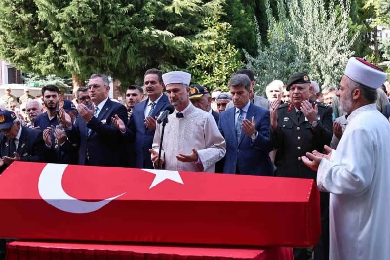 Amasya'da Kıbrıs Gazisi Bahattin Şen için Fatih Camii'nde düzenlenen cenaze töreni