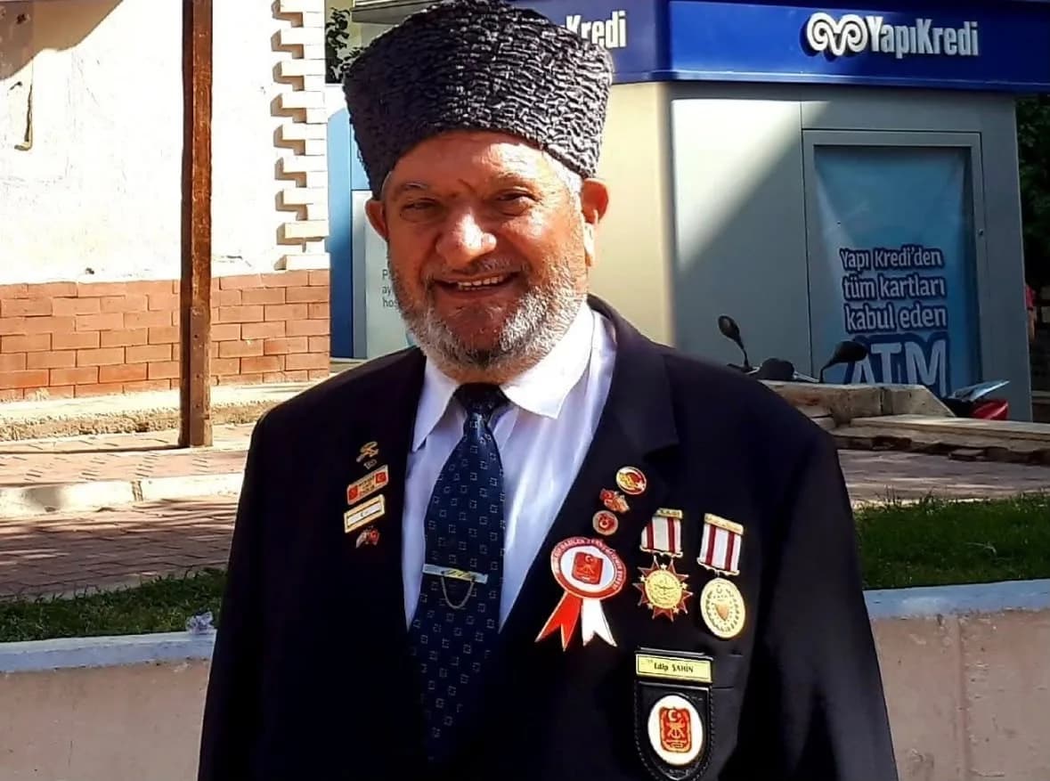 Kıbrıs Gazisi Edip Şahin Erzurum’da Gaziler Günü etkinliğinde öğretmen ve oğlu ile buluştu