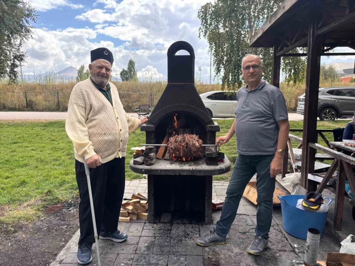 19 eylül Gaziler Günü dolayısıyla Erzurum’da Kıbrıs Gazisi 84 yaşındaki Edip Şahin için anlamlı bir buluşma gerçekleştir