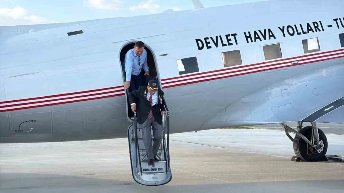 11. Hava Ulaştırma Ana Üs Komutanlığı'nın destekleriyle gösteri alanına gelen Kıbrıs Gazisi emekli Astsubay Reşat Çolak