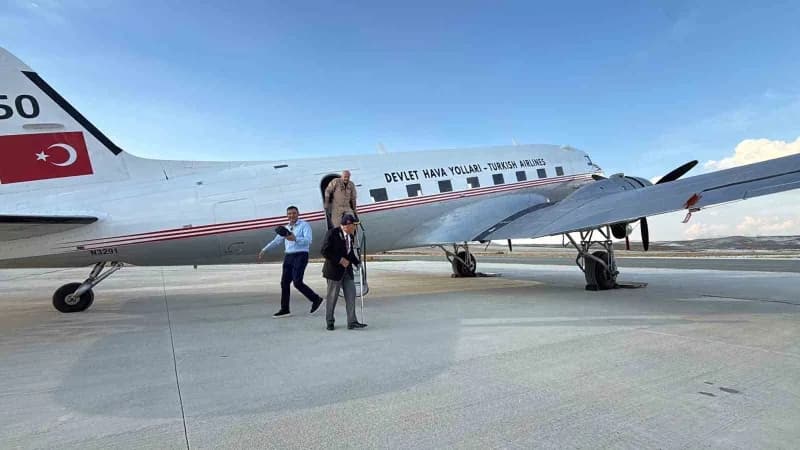 11. Hava Ulaştırma Ana Üs Komutanlığı'nın destekleriyle gösteri alanına gelen Kıbrıs Gazisi emekli Astsubay Reşat Çolak