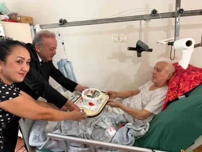 Merkezefendi Kaymakamı Abdullah Demir, Kıbrıs Gazisi Ömer Samsa’yı yatağında ziyaret ederken