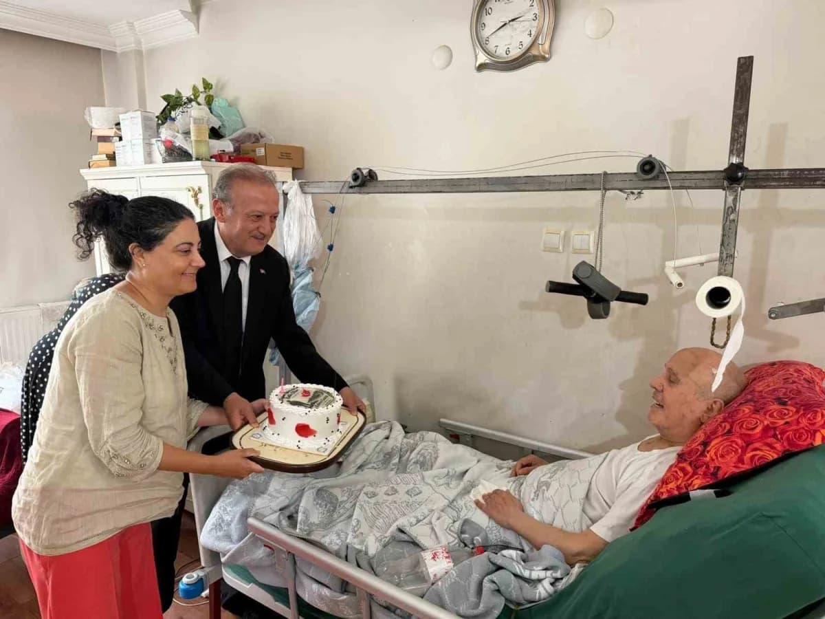 Merkezefendi Kaymakamı Abdullah Demir, 19 Eylül Gaziler Günü dolayısıyla hasta yatağında ziyaret edip, doğum gününü kutl