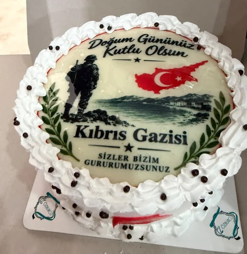 Merkezefendi Kaymakamı Abdullah Demir, 19 Eylül Gaziler Günü dolayısıyla hasta yatağında ziyaret edip, doğum gününü kutl