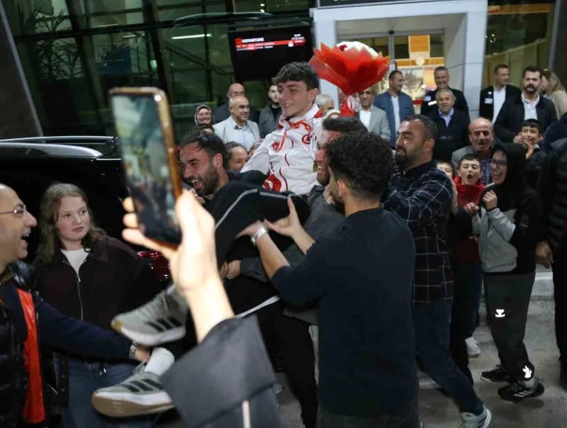 Kick Boks Dünya Şampiyonu Yiğit Şişman Kastamonu Havalimanı'nda coşkulu kalabalık tarafından karşılanıyor