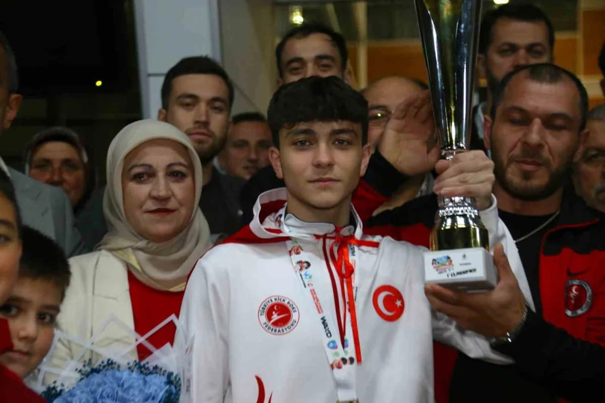 İtalya’da düzenlenen Kick Boks Dünya Şampiyonası’nda finalde İsrailli rakibini mağlup ederek Dünya şampiyonu olan Milli