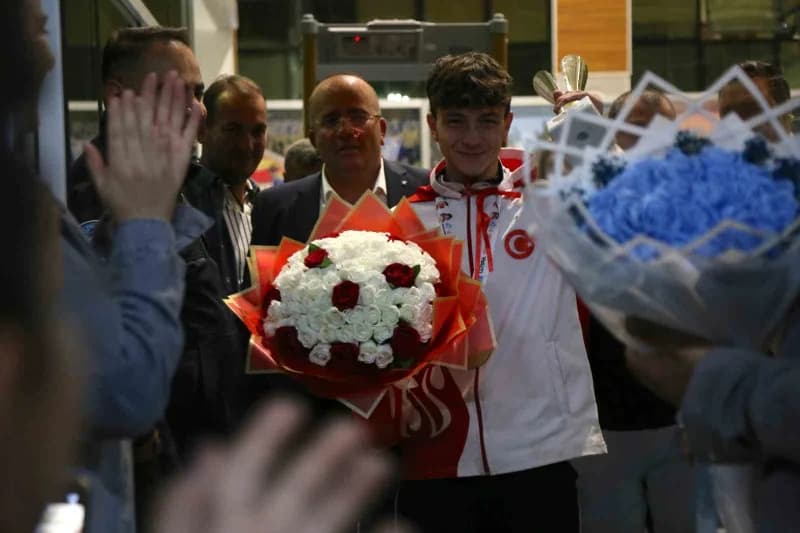 İtalya’da düzenlenen Kick Boks Dünya Şampiyonası’nda finalde İsrailli rakibini mağlup ederek Dünya şampiyonu olan Milli