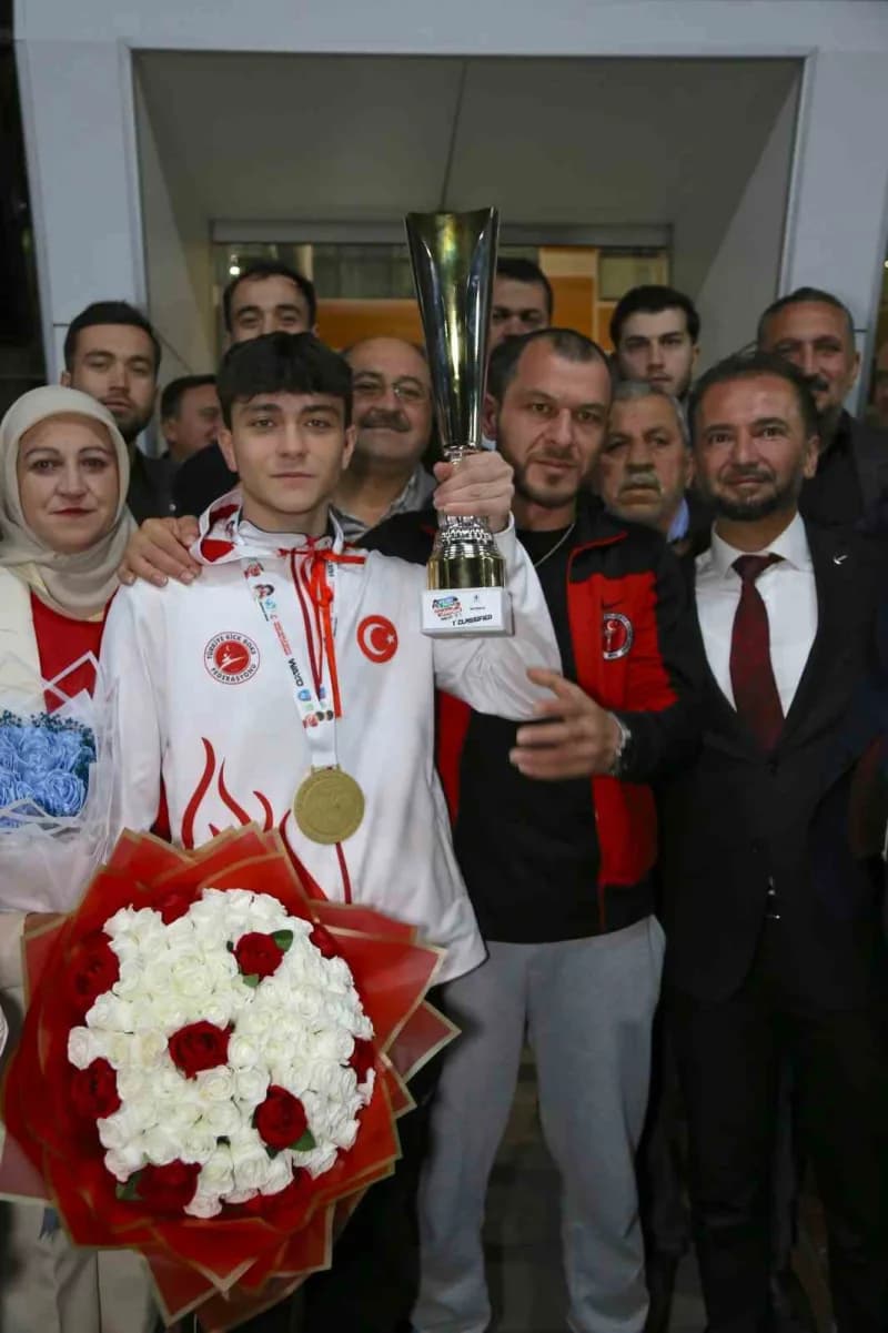 İtalya’da düzenlenen Kick Boks Dünya Şampiyonası’nda finalde İsrailli rakibini mağlup ederek Dünya şampiyonu olan Milli