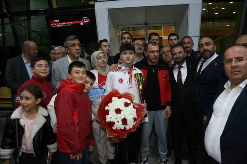 İtalya’da düzenlenen Kick Boks Dünya Şampiyonası’nda finalde İsrailli rakibini mağlup ederek Dünya şampiyonu olan Milli