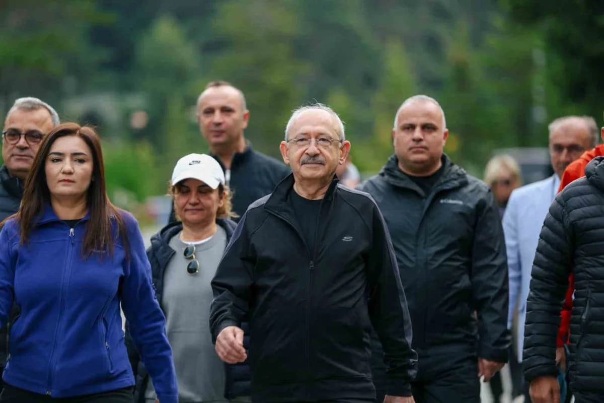 Kemal Kılıçdaroğlu ve CHP üyeleri Bolu Abant Gölü çevresinde yürüyüş yaparken