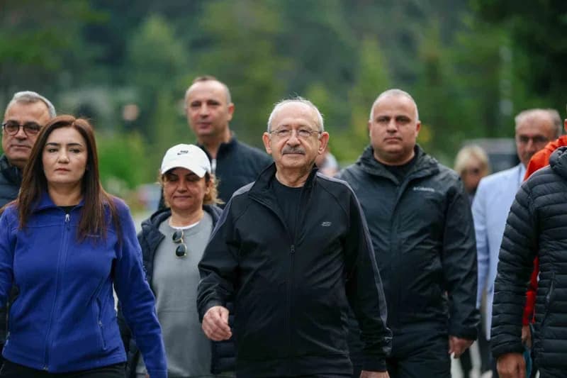 Kemal Kılıçdaroğlu ve CHP üyeleri Bolu Abant Gölü çevresinde yürüyüş yaparken