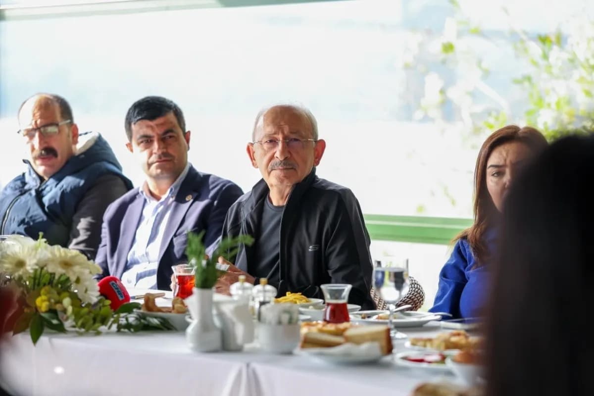 Kemal Kılıçdaroğlu, Bolu Abant'ta CHP TBMM Grubu Değerlendirme Toplantısında basın mensuplarına açıklama yapıyor