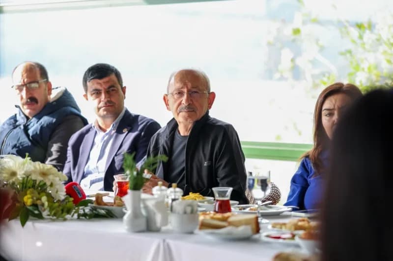 Kemal Kılıçdaroğlu, Bolu Abant'ta CHP TBMM Grubu Değerlendirme Toplantısında basın mensuplarına açıklama yapıyor