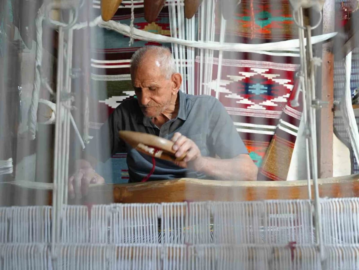 Gaziantep'te 84 yaşındaki kilim ustası Yaşar Elbir, küçük dükkanında el tezgahında kilim dokuyor