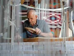 Gaziantep'te 84 yaşındaki kilim ustası Yaşar Elbir, küçük dükkanında el tezgahında kilim dokuyor