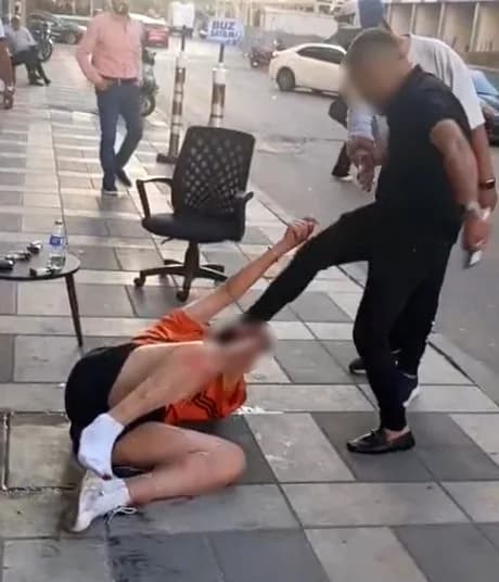 Kilis'te bir şahsın sokak ortasında tekme-tokat Darp edildiği ve kanlar içerisinde kaldığı anlar cep telefonu kamerasına