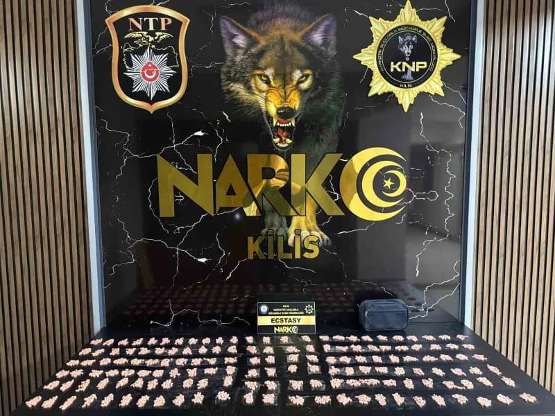 Kilis'te dur ihtarına uymayan araçta ele geçirilen captagon haplar ve polis ekipleri