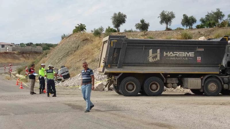Kilis'te hafif ticari araç ile hafriyat kamyonunun çarpışması sonucu 3 kişi ağır yaralandı.