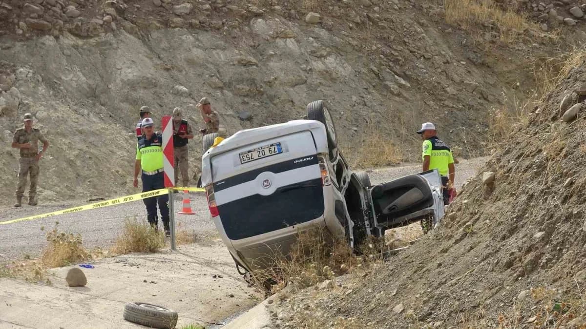 Kilis'te hafif ticari araç ile hafriyat kamyonunun çarpışması sonucu 3 kişi ağır yaralandı.