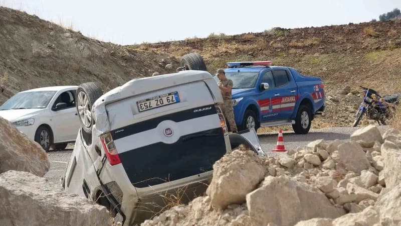 Kilis'te hafif ticari araç ile hafriyat kamyonunun çarpışması sonucu 3 kişi ağır yaralandı.