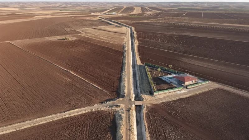 Kilis Belediyesi ekipleri Seve Barajı’ndaki derivasyon kanallarında temizlik çalışması yapıyor