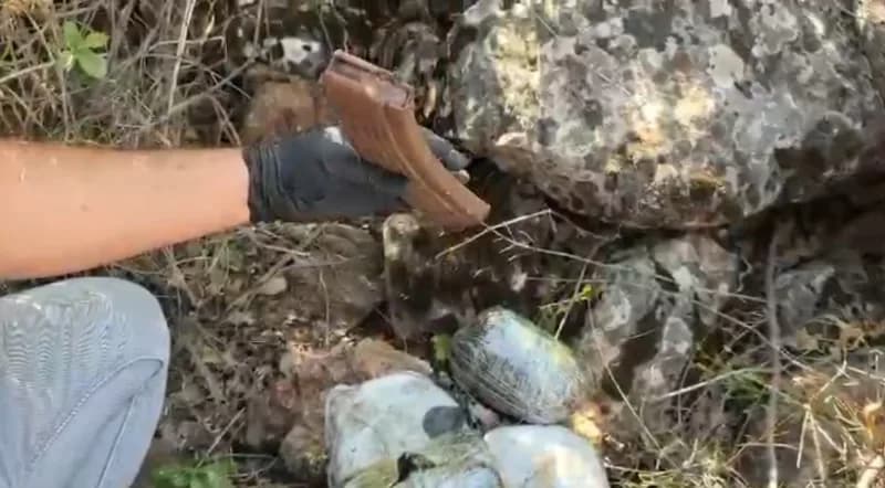 Kilis'te düzenlenen uyuşturucu operasyonunda ele geçirilen takoz esrar ve AK-47 şarjörü