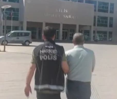 Kilis'te İl Emniyet Müdürlüğü ekipleri tarafından düzenlenen operasyonda 1 kilo 855 gram takoz esrar ile AK-47 şarjörü e