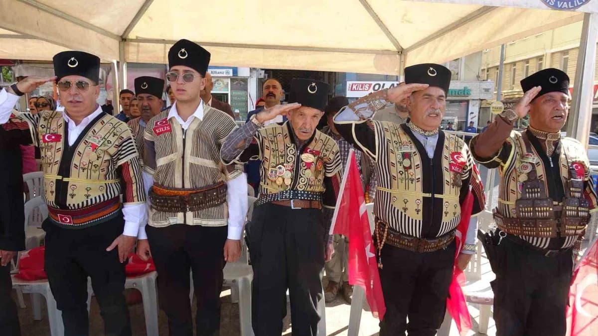 Kilis’te 19 Eylül Gaziler Günü kapsamında Cumhuriyet Meydanı’nda düzenlenen anma programından bir kare