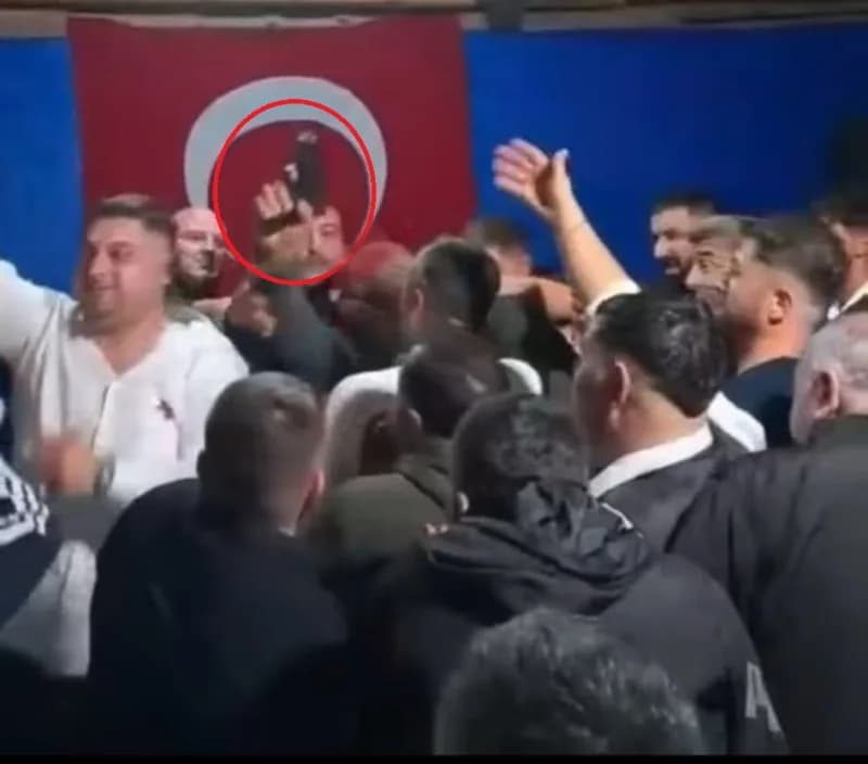 Kına gecesinde damat ve babasının havaya tabancayla ateş açtığı anlar cep telefonu kamerasına yansıdı.