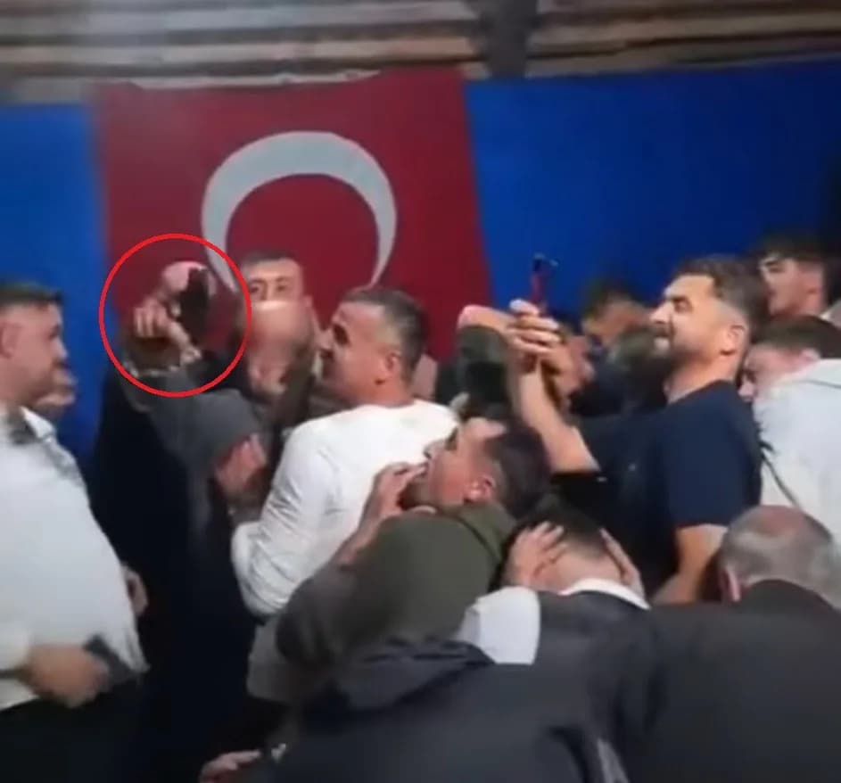 Samsun Kavak'ta kına gecesinde damat ve babasının havaya tabancayla ateş açtığı anlar