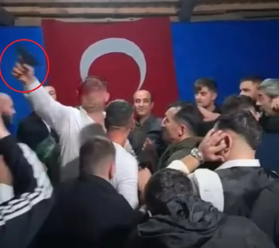Kına gecesinde damat ve babasının havaya tabancayla ateş açtığı anlar cep telefonu kamerasına yansıdı.