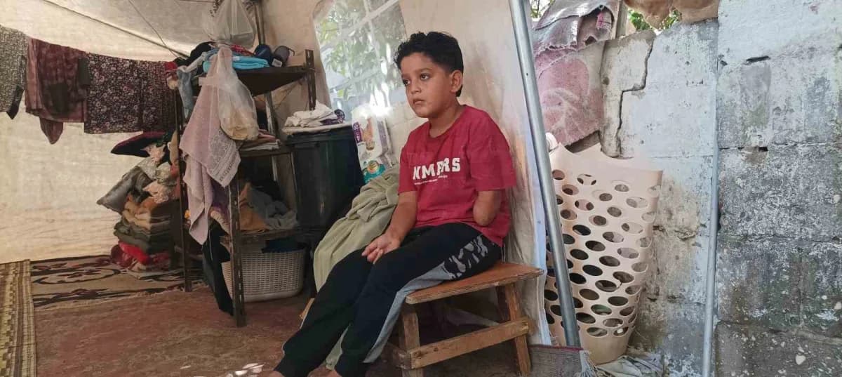 İsrail saldırısında ailesini ve sol kolunu kaybeden 7 yaşındaki Kinan Abu Jabbeh, kendisine artık uymayan proteziyle gün