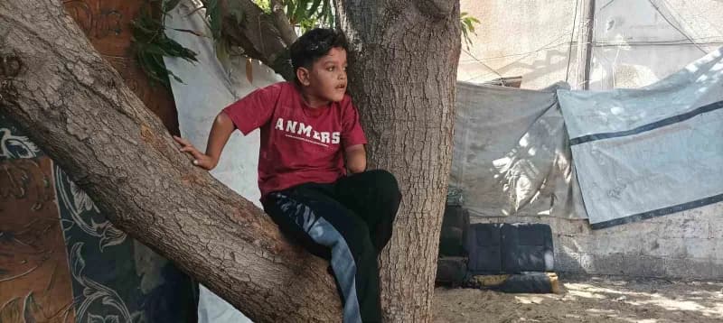 İsrail saldırısında ailesini ve sol kolunu kaybeden 7 yaşındaki Kinan Abu Jabbeh, kendisine artık uymayan proteziyle gün