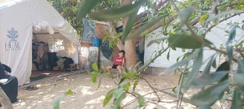 İsrail saldırısında ailesini ve sol kolunu kaybeden 7 yaşındaki Kinan Abu Jabbeh, kendisine artık uymayan proteziyle gün