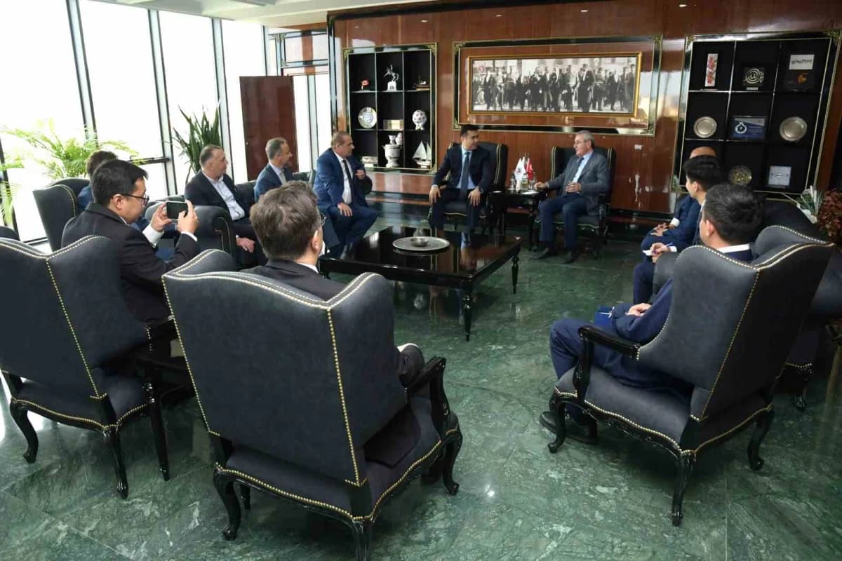Çıngız Toktobekov, TSO Yönetim Kurulu Başkanı Salih Zeki Murzioğlu, Meclis Başkanı Haluk Akyüz ve Yönetim Kurulu üyeleri