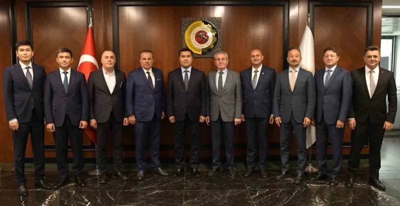 Çıngız Toktobekov, TSO Yönetim Kurulu Başkanı Salih Zeki Murzioğlu, Meclis Başkanı Haluk Akyüz ve Yönetim Kurulu üyeleri