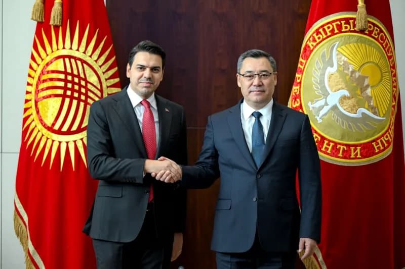 Kırgızistan Cumhurbaşkanı Sadır Caparov ve TİKA Başkanı Abdullah Eren görüşme sırasında