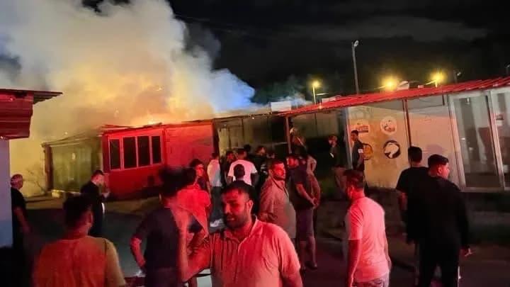 Kırıkhan Sultanbeyli Konteyner Kent’te çıkan yangına ekiplerin müdahalesi.