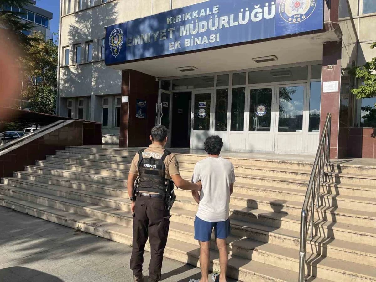 Kırıkkale'de hırsızlık suçlarından haklarında kesinleşmiş hapis cezası bulunan 2 hükümlü, polis ekiplerince yakalandı